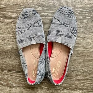 TOMS gray w/ black embroidered geometric pattern slip on canvas shoes in size 8